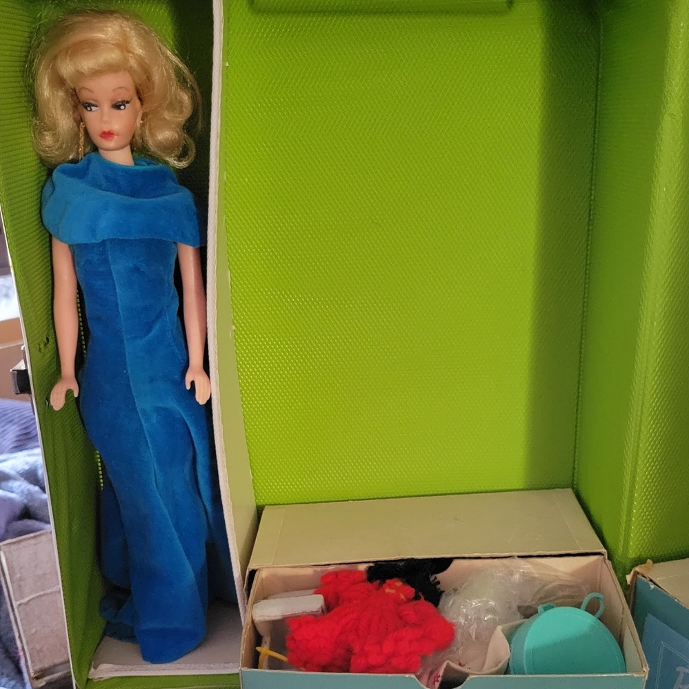 Vintage 1965 Barbie Case completely full of Dolls, Clothes and Accessories